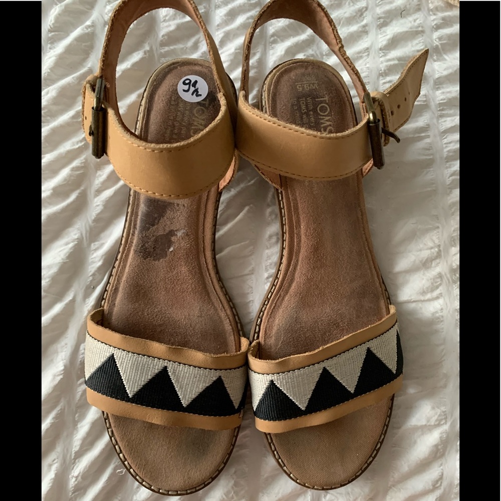 Tom’s woman’s beige sandals size 9.5